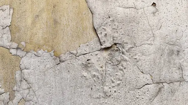 Yüksek nem ve eski olduğu için duvarları soyulmuş. Eski küflü duvarlar. Yıpranmış ve kirli siyah duvarlar. Olaysız duvar yüzeyleri. Kirli duvarlar.