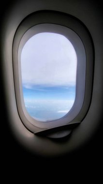 Pofuduk beyaz bulutlar güneşli bir günde parlak mavi bir gökyüzünde sürüklenirler. Basit sahne, sakin ve sessiz güzelliği yakalar..