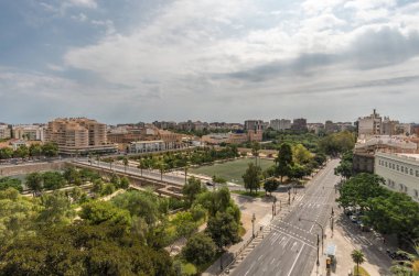Valencia Turia nehir parkı bahçeleri ve İspanya 'da gökyüzü tepeden panoramik manzara