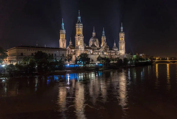 Pilar Saragosse Puissant Fleuve Èbre Basilique Cathédrale Nuit Illumination Reflet — Photo
