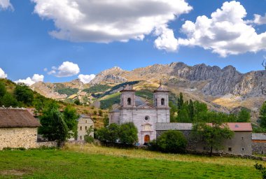 Lois Church Katedral Dağı, Cremenes Leon, İspanya. Damarlı Kırmızı Mermer Kireç Taşı Cephesi