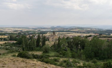 Loarre, Aragon, Huesca, İspanya 'nın panoramik manzaraları köyün tepesinden, Mantık Kalesi