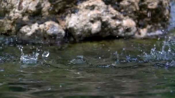 Salpicadura Primer Plano Caída Agua Gotas Golpea Explota Cámara Lenta — Vídeos de Stock
