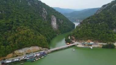 Düzensiz Heykel, Tuna Romanya, cazanele Dunarii, dağlardaki nehir manzarası