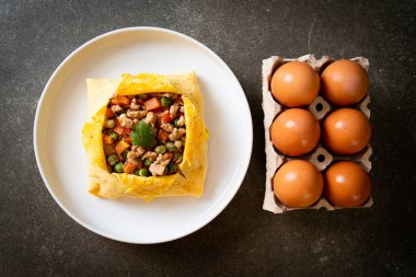 Yumurtalı dürüm ya da domuz kıymalı doldurulmuş yumurta, havuç, domates ve bezelye