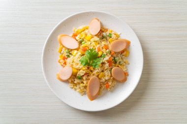 Sosisli pilav ve karışık sebze.