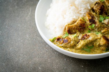 Yeşil körili Afgan tavuğu ya da Hariyali tikka tavuklu Hara masala - Asya usulü