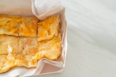 Yumurtalı kızarmış roti ve yoğunlaştırılmış süt.