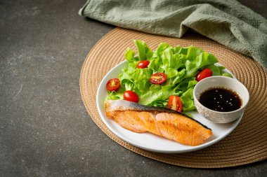 Kızarmış somon bifteği ve sebze salatası. Sağlıklı yemek tarzı.