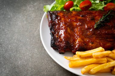 Barbekü soslu ızgara pirzola ve domuz pirzolası.