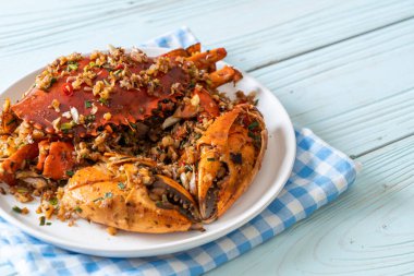 Baharatlı Tuz ve Biberli Kızarmış Yengeç - Deniz ürünleri tarzı