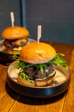 Peynirli biftek ve tabakta sos.