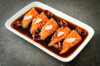 Salamura edilmiş somon balığı ya da Kore usulü soya sosu.