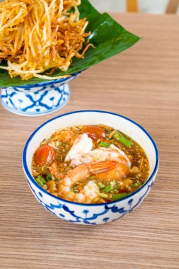 Kızarmış Papaya salatası ve karides sosu - Kızarmış Som Tum - Tayland yemeği tarzı