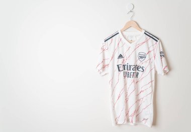 Bangkok, Tayland - 18 Ocak 2022: Arsenal gömlekli uzak sezon 2020-2021 Duvarda asılı