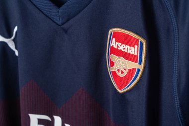 Bangkok, Tayland - 18 Ocak 2022: Arsenal retro gömlek üzerindeki Arsenal logosunu kapat