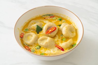 Balık köfteli yeşil köri çorbası - Tayland yemeği tarzı