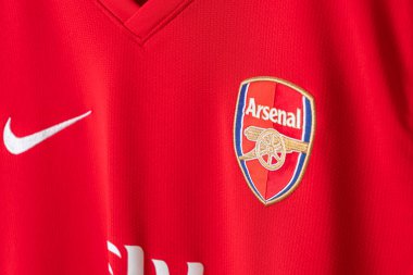 Bangkok, Tayland - 18 Ocak 2022: Arsenal retro tişört ev forması üzerindeki Arsenal logosunu kapat
