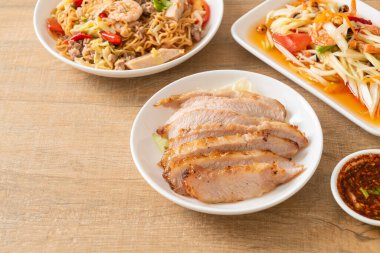 Tayland usulü ızgara domuz budu soslu Tayland yemeği.