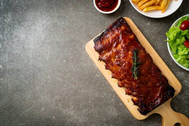 Barbekü soslu ızgara pirzola ve domuz pirzolası.