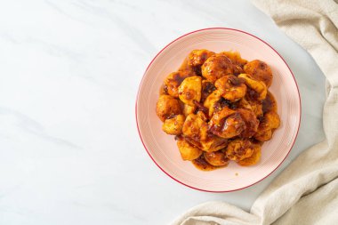 Baharatlı soslu kızarmış köfte - Tayland sokak yemeği tarzı