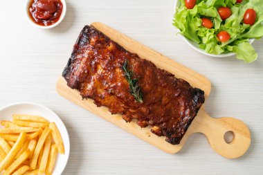 Barbekü soslu ızgara pirzola ve domuz pirzolası.