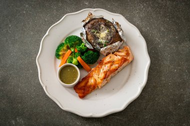 Fırında patates ve sebzeli ızgara somon bifteği.