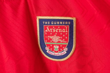 Bangkok, Tayland - 18 Ocak 2022: Arsenal retro tişört ev forması üzerindeki Arsenal logosunu kapat