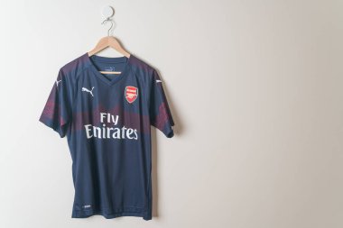 Bangkok, Tayland - 18 Ocak 2022: Arsenal retro-shirt away Forma Sezon 2018-2019 Duvarda asılı