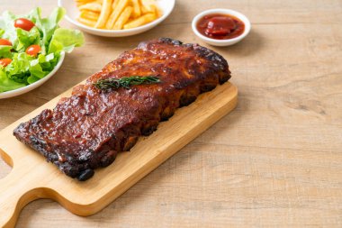 Barbekü soslu ızgara pirzola ve domuz pirzolası.