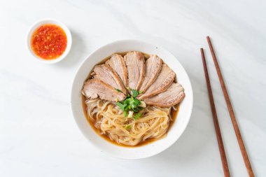 Ördek çorbalı ördek eriştesi. Asya usulü.