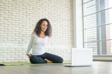İnternette yoga öğreten Latin kadın etkileyicisi