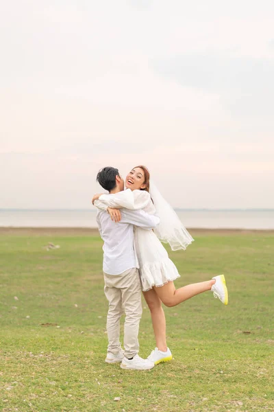 Gelukkig Jong Aziatisch Paar Bruid Bruidegom Kleding Klaar Voor Trouwen — Stockfoto
