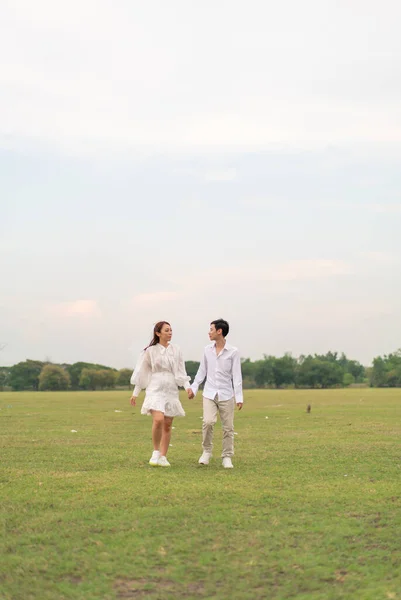 Glückliches Junges Asiatisches Paar Brautkleidern Bereit Für Heirat Und Hochzeitsfeier — Stockfoto
