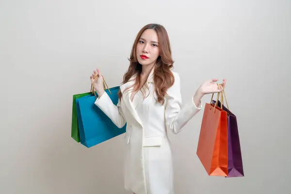 Porträt Schöne Asiatische Frau Mit Einkaufstasche Auf Weißem Hintergrund — Stockfoto