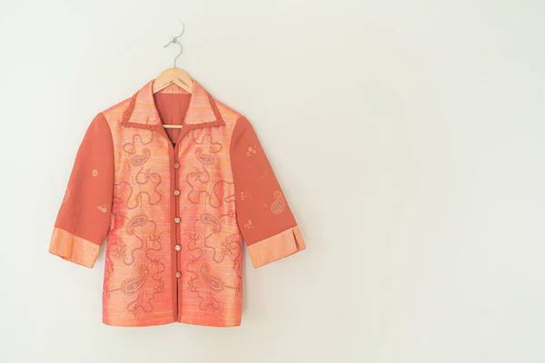 Mooie Vrouw Shirt Opknoping Met Houten Hanger Aan Muur — Stockfoto