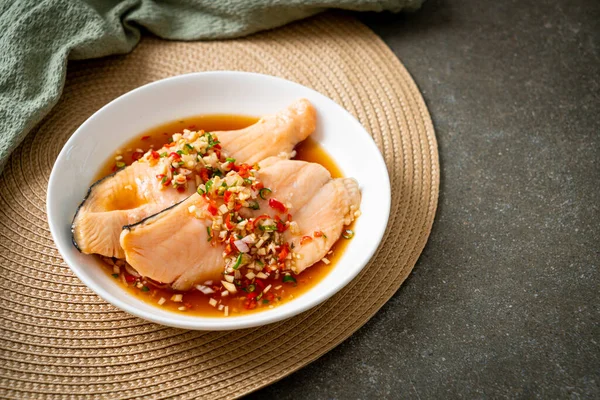 Yuzu Ponzu soslu haşlanmış alabalık veya somon balığı.