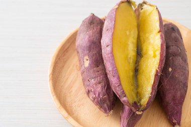 Japon usulü ızgara veya fırında Japon tatlı patatesi.