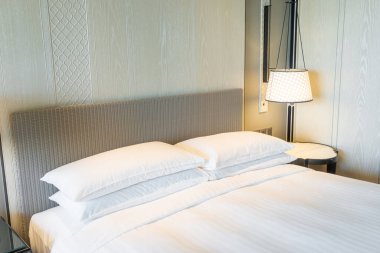 Beyaz yastıklar yatak odasının iç tarafında.