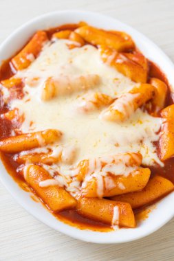 Peynirli Kore soslu Kore pirinç keki, peynirli Peynirli Tokpokki, Peynirli Tteokbokki - Kore yemeği tarzı