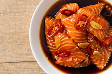 Shoyu soslu taze somon ya da soya soslu.