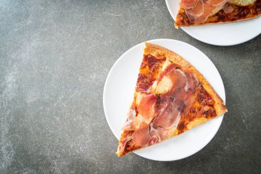 İtalyan usulü jambonlu ya da jambonlu pizza.