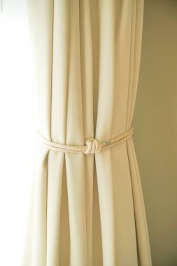 Pencere ve güneş ışığıyla güzel bir perde