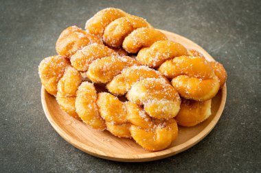 Tahta tabakta, sarmal şekilli şekerli çörek.