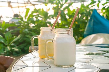 Hindistan cevizi Smoothie Kavanozu masada - sağlıklı içecek