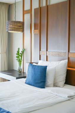 rahat yastıklar ve beyaz yastıklar yatakta