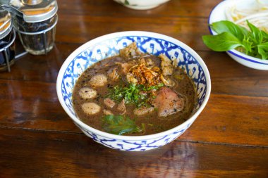 Wagyu 'lu Tayland eriştesi, kanlı etli Tayland eriştesi.