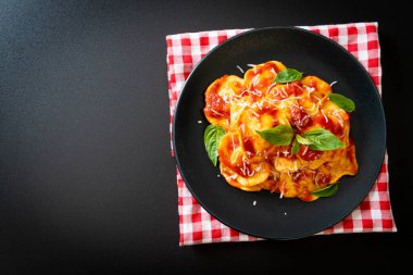 Domates soslu ve fesleğenli İtalyan usulü Ravioli.
