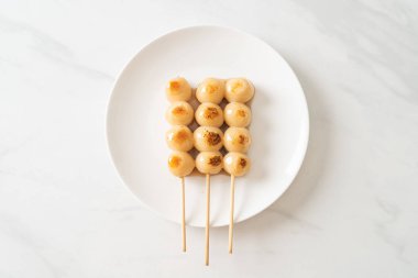 Mitarashi dango. Japon usulü soya soslu hamur tatlısı.