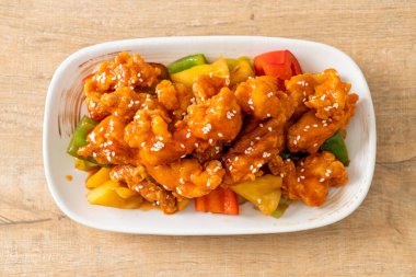 Kore usulü tatlı ve ekşi soslu kızarmış tavuk.